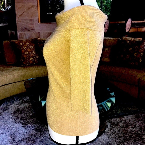 🔥TOTAL VAMP TOP — U-Knit. Glistening Gold Shimmer. Off Shoulder 🌺 STUNNING !♥️ - Picture 2 of 8